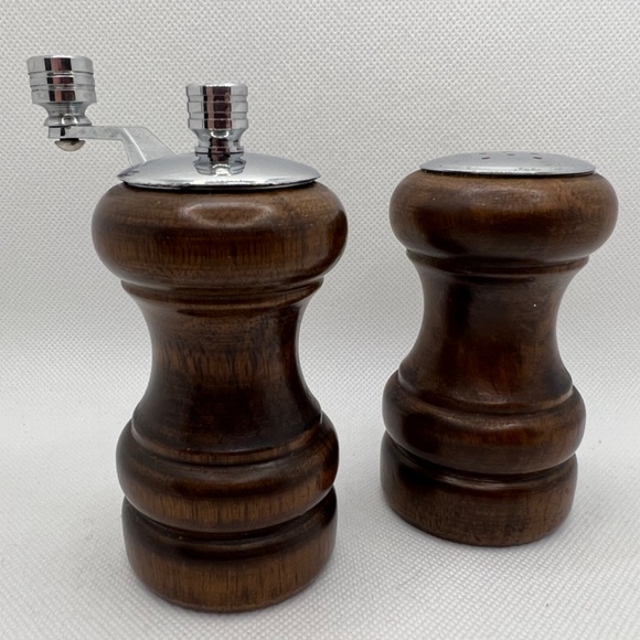 Vintage OLDE THOMPSON Solid Wood Walnut Salt & Pepper Mill - Picture 4 of 8